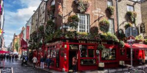 Temple Bar Dublín rojo y exterior de ladrillo con flor colgante