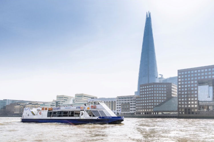 bateau en croisière près du shard
