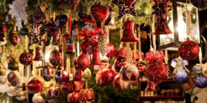 adornos navideños en un mercadillo